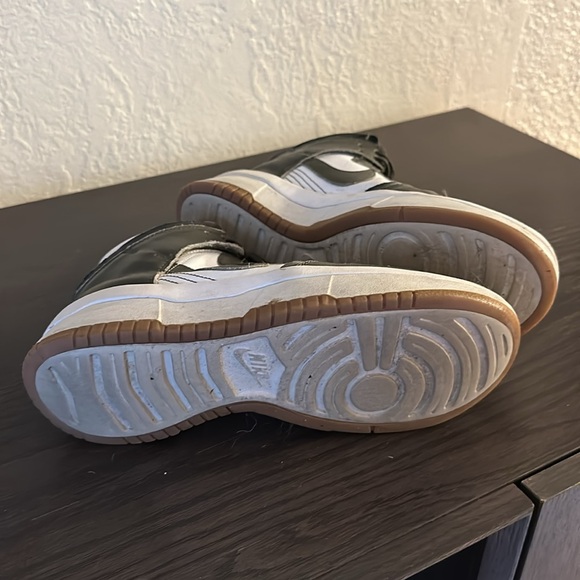 Women’s Nike high tops, gently worn. Size 8.5 women’s (7mens) - Picture 2 of 4